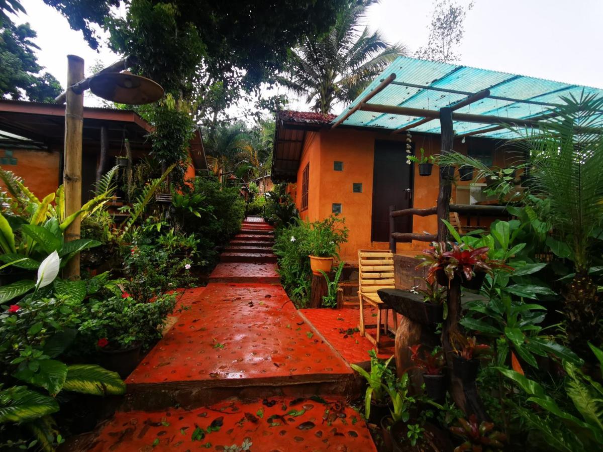 บ้านดินโฮมสเตย์ ปางอุ๋ง Ban Huai Makhuea Som Exterior foto